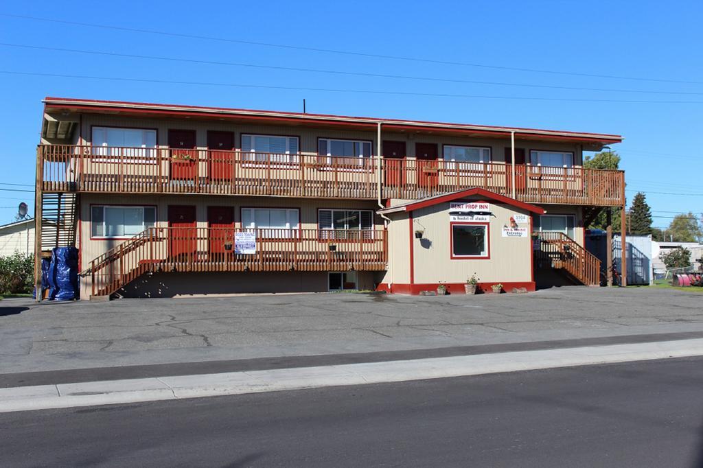 Bent Prop Inn And Hostel Of Alaska - Midtown 安克拉治 外观 照片